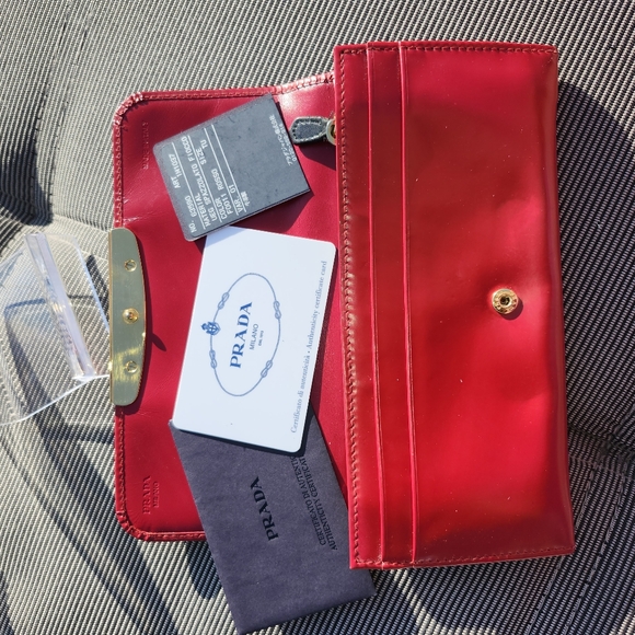 Prada Red Leather Wallet With Ribbon Motif COA Included. - Picture 12 of 13